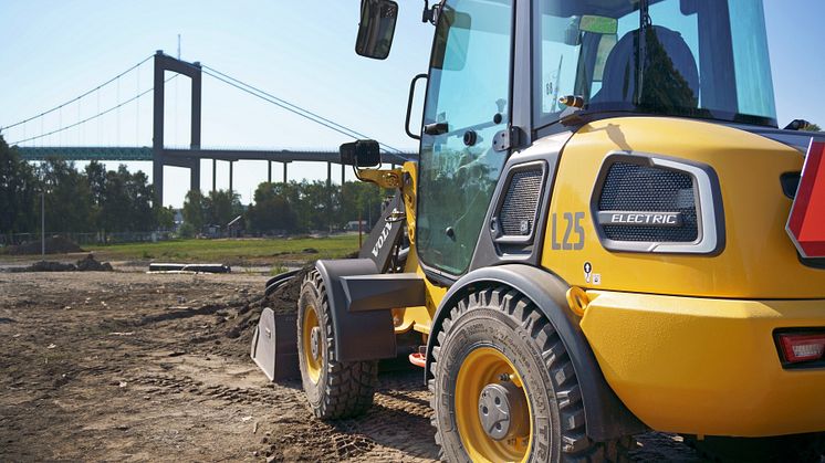 Volvo L25 Electric framför Älvsborgsbron, Göteborg