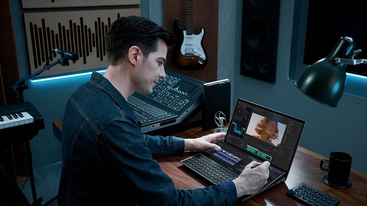 ZenBook Pro Duo 15 OLED_UX582_Scenario photo_01.jpg