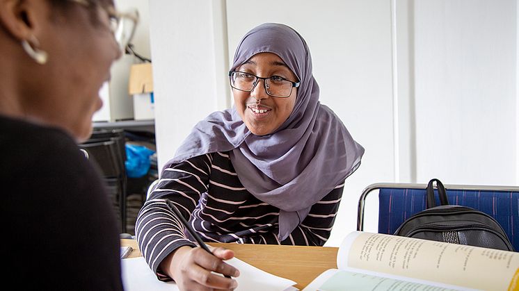 Hanan Hassan är en av ungdomarna som brukar komma regelbundet till läxhjälpen.