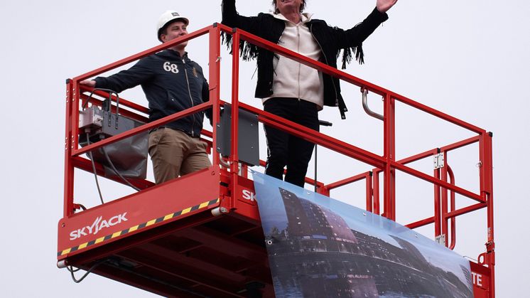 Petter Stordalen i en skylift ovanför publiken av ceremonin för Umeås nya hotell, Clarion Hotel Stream