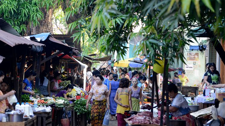 På marked i Asia: Vær forsiktig med salater, is, rått kjøtt, kylling og egg. Skyll frukt og grønnsaker godt for å unngå infeksjoner, anbefaler Storebrand. Foto: Colourbox