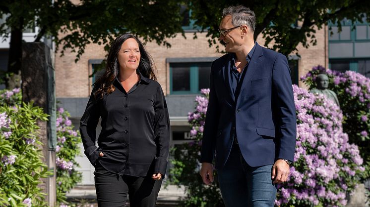 Administrerende direktør Grethe Haugland ønsker velkommen smart by urbanist Håkon Iversen som ny leder for Bergenskontoret. Foto: LINK Arkitektur / Hundven-Clements Photography. 