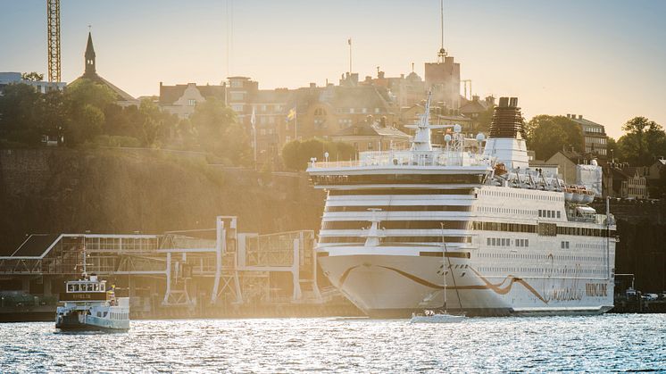 Viking Cinderella tar nu grön landel under hamntiden vid Stadsgårdskajen i Stockholm. Foto: Oliver Granö