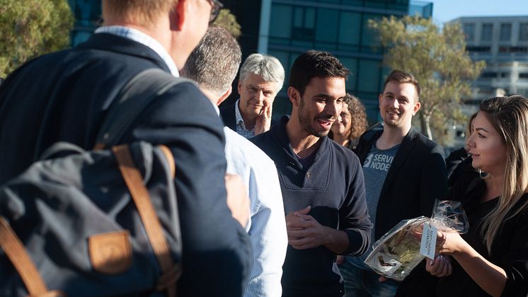 Bild från Galvanize, en av de hetaste inkubatorerna i Silicon Valley. Här syns Lisa Lindvall som överlämnar en gåva med ett stycke Norrland till David Santa som är Membership Manager där. (foto: Richard Lindberg)
