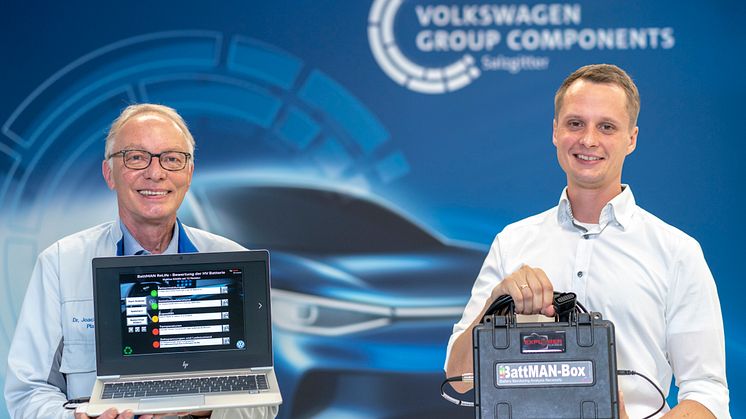 Robin Krause and Joachim Wöhle test used batteries with BattMAN ReLife in Salzgitter