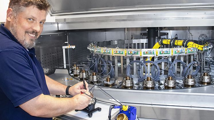 Nella camera di tempera della macchina per il carico a peso morto, un magazzino consente di testare 32 celle di carico 