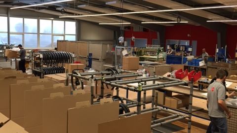 aeris auf Expansionskurs: Blick in die neue Produktions- und Lagerhalle mit Glasdach in Horgau 