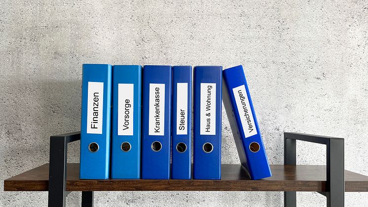Ordner im Regal_mit Text_zur medialen Verwendung