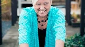 Singeleventfixaren Helen Andersson efterlyser fler män till populärt midsommarfirande!