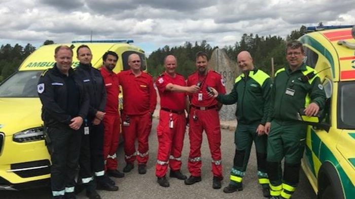 På bilden ses personal från ambulansen Särna, Bengt Olsson och Ola Jönsson samt ambulansen Drevsjö som möts på gränsen mellan Sverige och Norge.