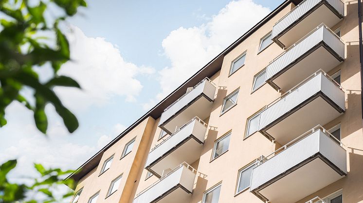 Tack vare att bostadspriserna har gått upp en hel del kan du få både lägre räntekostnad och lindrigare amorteringskrav om du värderar om din bostad.