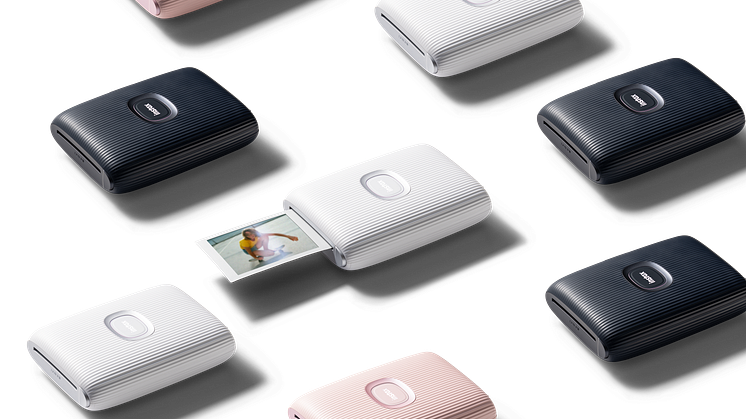 220215 Instax Mini 2 Features 4 Design Focussed comp_retouch copy
