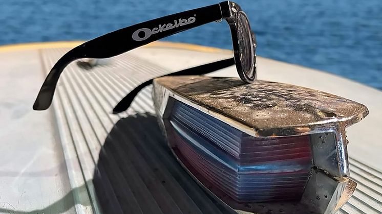 Ockelboföretaget Ockelbo-Collection har i år tagit fram exklusiva solglasögon med den klassiska logotypen på. Modellen är unisex och ger ett klassiskt intryck.