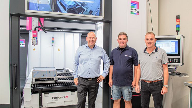 Salgschef Carsten Sandby Knudsen, Rittal A/S, t.v., maskinoperatør Michael Schwartz, Pro-Automatic A/S, m.f., og produktionsdirektør Sonni Tønder, Pro-Automatic A/S, t.h., foran laserbearbejdningscentret Perforex LC 3030 fra Rittal.