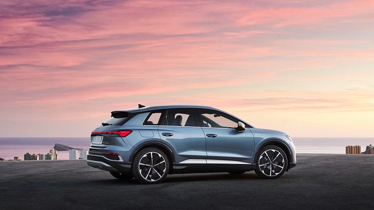 Audi Q4 50 e-tron quattro (Gejserblå)