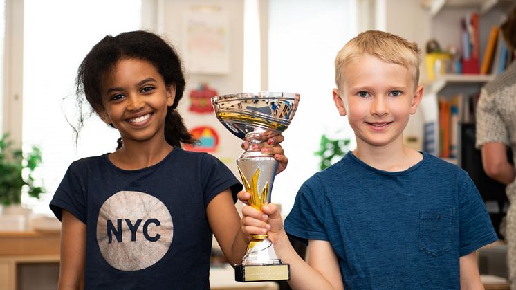 Vinnare av Lilla Säkerhetspriset 2018, Klass 2B på Kevingeskolan i Danderyd. På bilden fr vänster: Solana Zarai och Edvin Lundberg.
