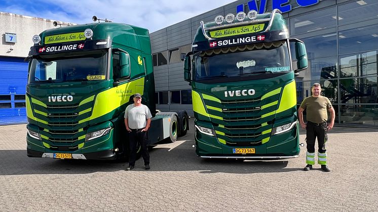 To nye IVECO til vognmandsforretningen Niels Nielsen & Søn i Søllinge på Fyn. Til venstre er det Claus Kastrup Nielsen ved sin nye IVECO X-Way 570 6x4 tandemtrækker og Søren Harrison Hansen (til højre) med sin nye IVECO S-Way 570 6x2 bogietrækker.