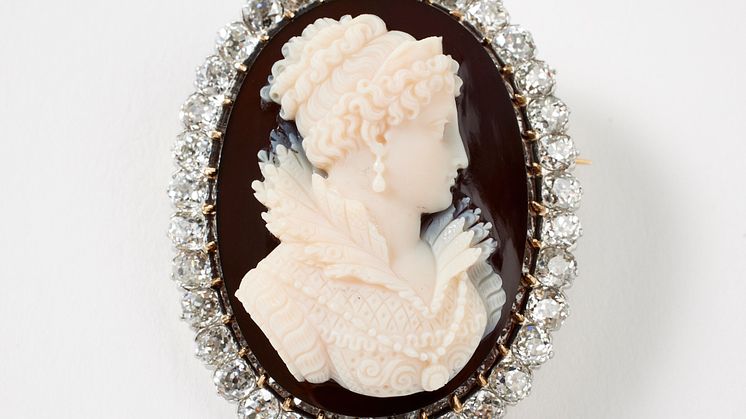 Skuren kamé i svartröd sardonyx, ca 1860
