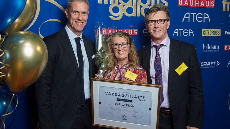 Textilias VD Fredrik Lagerkvist (tv) delar ut priset till Friidrottens vardagshjälte 2019 -Eva Gerdén, tillsammans med Kenth Eldebrink (th)