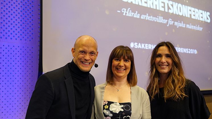 Årets moderator Tobias Karlsson tillsammans med SSGs kommunikationschef Karolin Jonasson och en av föreläsarna Selene Cortes.