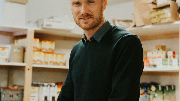 Projektledare Samuel Haugstvedt på lagret.