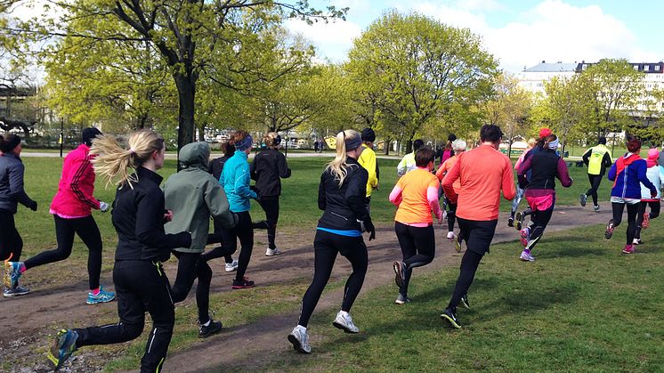 Över 1000 yogisar joggar på Gärdet