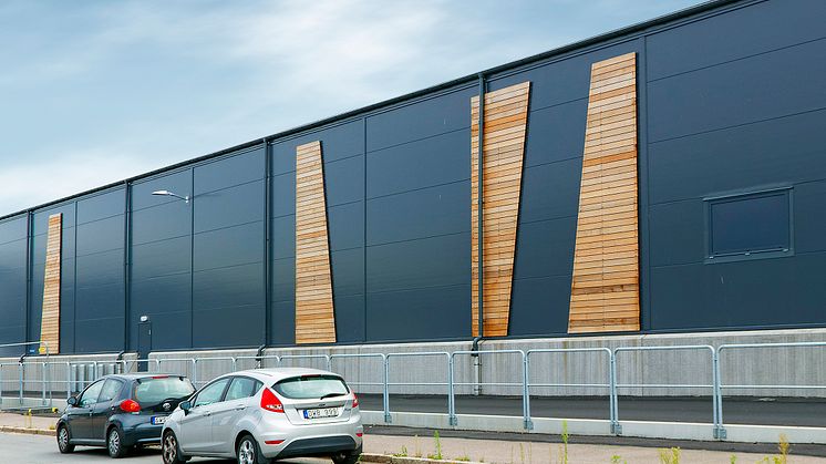 Den arkitektoniska frihetsgraden är inte särskilt stor vid projektering av ett byggvaruhus, men en utmärkande detalj för Beijer i Uppsala är att Drive In-hallens fasad försetts med dekorationer i cederträ. Foto: Kjell-Arne Larsson