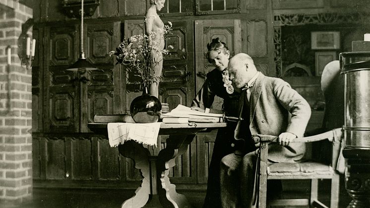Carl och Karin Larsson i ateljén på Lilla Hyttnäs