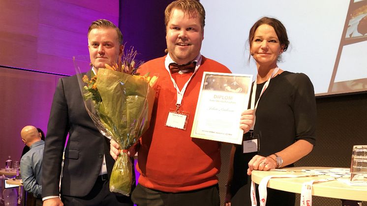 Fr v. Henrik Forseberg, teknik- och projektchef på Novi Real Estate (jury), vinnaren Johan Paulsson, Riksbyggen och Lena Boberg, vd Ica Fastigheter (juryn).