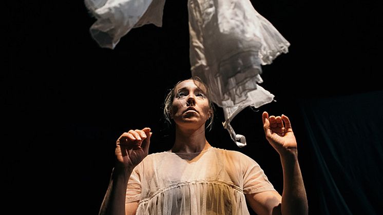 The Veil Project (2020), kuva Mitro Härkönen. Kuvassa ilma-akrobaatti Salla Hakanpää.