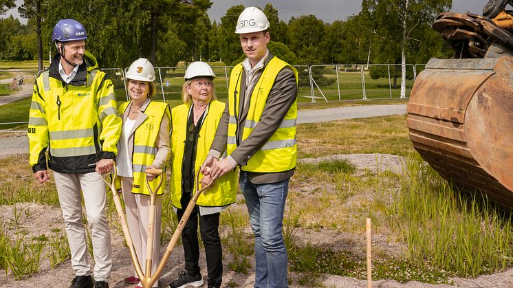 Från vänster Joakim Henriksson, OBOS,  Anita Mattson, kommunstyrelsen ordf (S), Anki Svensson, vice ordf kommunstyrelsen (M) och Simon Sjöbom, SPG. 