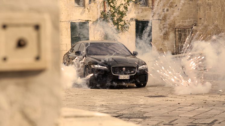 Jaguar XF sedan under prøver på filmsettet til No Time To Die. © 2021 Danjaq, LLC og MGM. Med enerett.