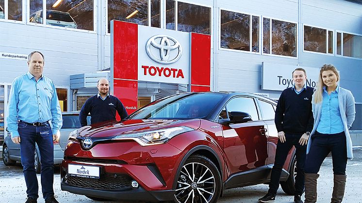 Stolt sponsor av vinterfestuka: Oddgeir Nergaard (f.v), Mathias Björkteg, Isak Berntsen og Nina Richardsen fra Nordvik Narvik.