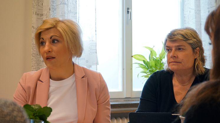 Riksdagsledamoten Sofia Nilsson (C) och regionrådet Birte Sandberg (C) på studiebesök hos Frida Kvinnojour i Hässleholm 