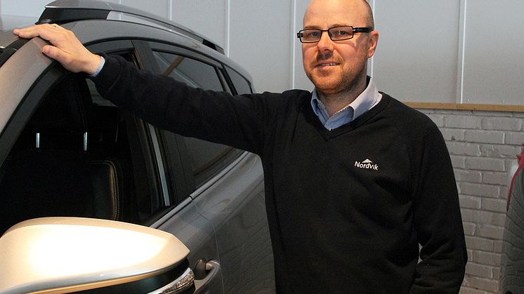 Seks gode bruktbilkjøp: Bilselger Torgeir Marthinussen viser frem utvalget av RAV4.