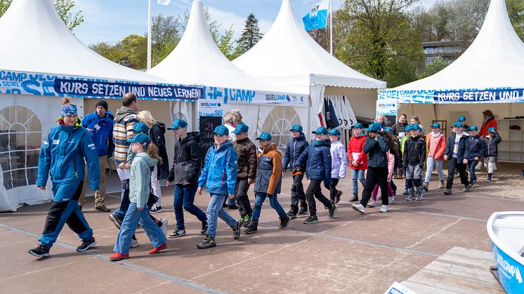Im Segelcamp lernen Kinder und Jugendliche neben Teamgeist und Segelspaß auch viel über das Thema Meeresschutz