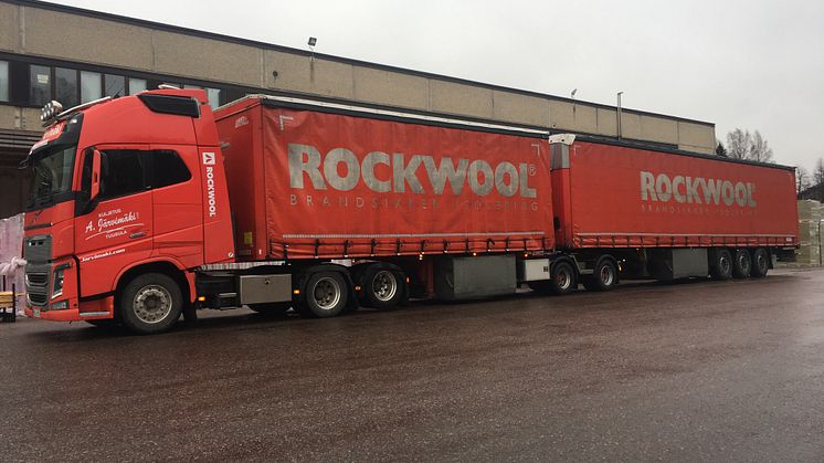 ROCKWOOL-rekka liikennöi pääkaupunkiseudulla.