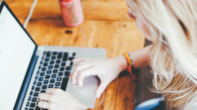 Optikern tipsar: Så undviker du digitaltrötta ögon i karantän