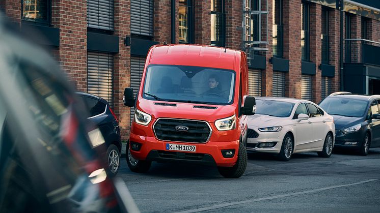 Nya Ford Transit har en rad olika förarassistanstekniker som underlättar när föraren ska parkera, som tidigare har varit ovanliga i transportbilar. 