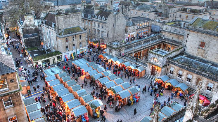 DEST_ENGLAND_UK_BATH_ABBEY_CHRISTMAS_MARKET_GettyImages-460022105_Universal_Within usage period_88139