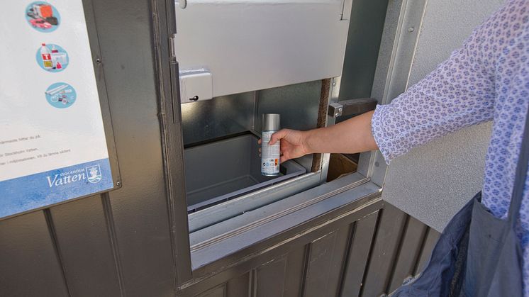 Lämna ditt farliga avfall i den automatiska miljöstationen. Det är en innovation av Stockholm Vatten som ökar tillgängligheten att slänga färgrester, sprayburkar och elprodukter i Stockholms ytter- och innerstad. 