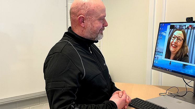 Fordonsprogrammets lärare Lars Hellström samtalar med Anna Ekström