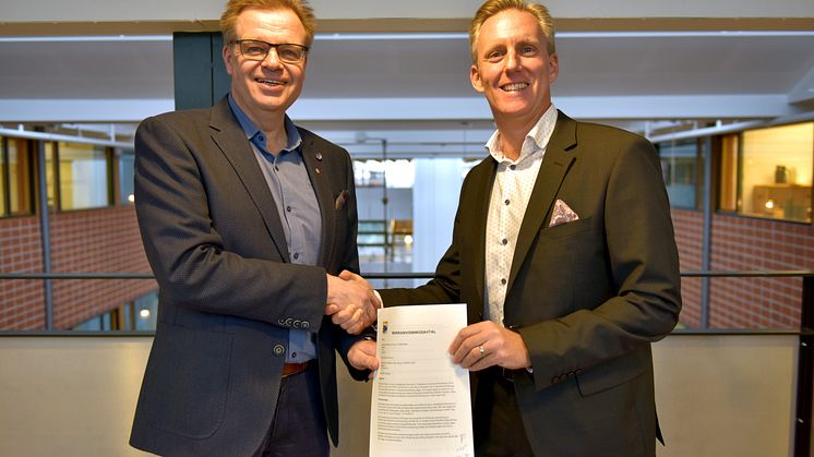Per-Ola Mattsson, kommunalråd i Karlshamn (t.v.) och Andreas Meyer, VD Skåneporten Fastigheter (t.h.).