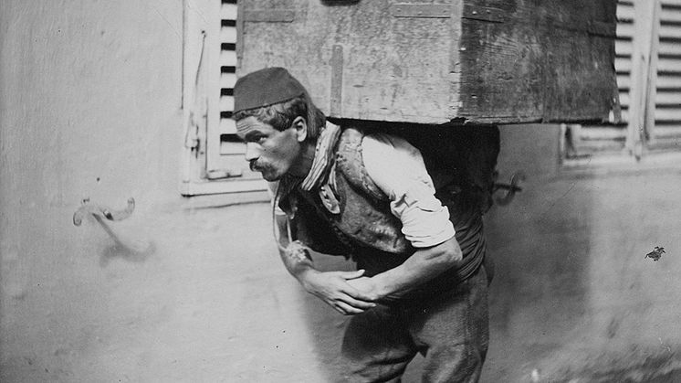 En turkisk bärare. Foto: Guillaume Berggren, före 1920. Inv. no. GB17. Källa: Statens museer för världskultur – Medelhavsmuseet
