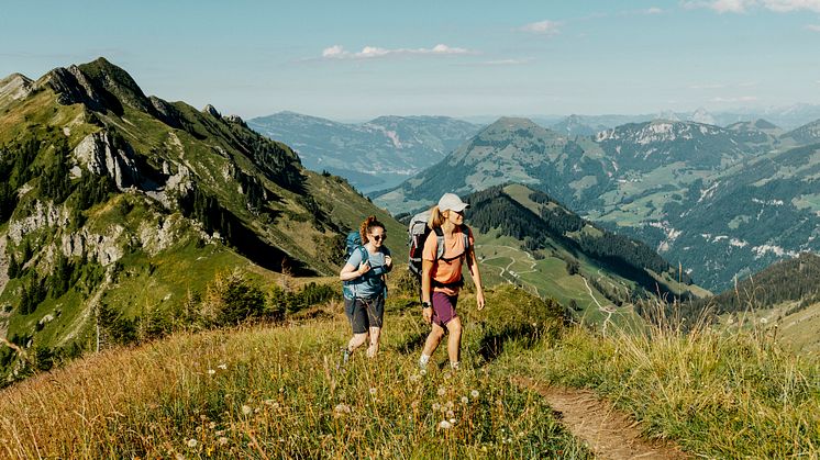 Wanderinnen auf dem Tell-Trail in der Region Luzern-Vierwaldstättersee (c) Schweiz Tourismus, Silvano Zeiter