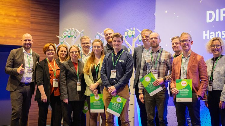 11 nyanslutna partners till Umeå klimatfärdplan hälsades välkommen av Hans Lindberg, S, kommunstyrelsens ordförande till vänster och Janet Ågren, S, vice andra ordförande i kommunstyrelsen.