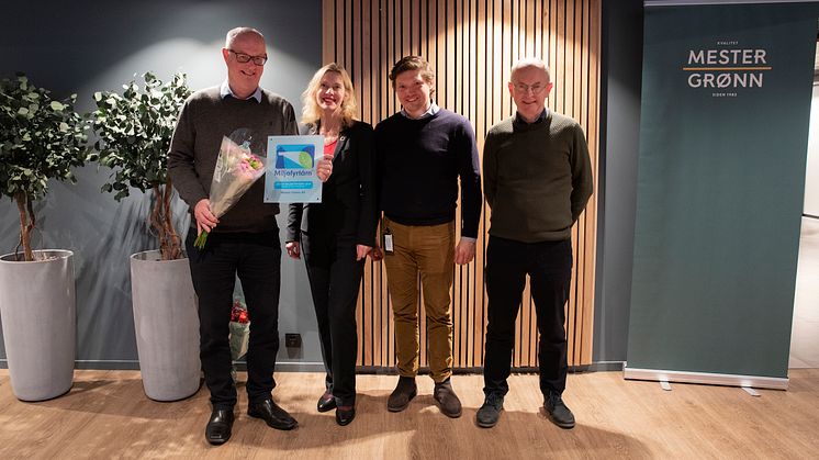 Administrerende direktør Erling Ølstad kunne på vegne av Mester Grønn stolt motta prisen Årets Miljøfyrtårn 2019 fra Daglig leder i Miljøfyrtårn Ann-Kristin Ytreberg. Her sammen med miljøsjef Henrik Jagland og Økonomidirektør og eier Ola Ølstad.