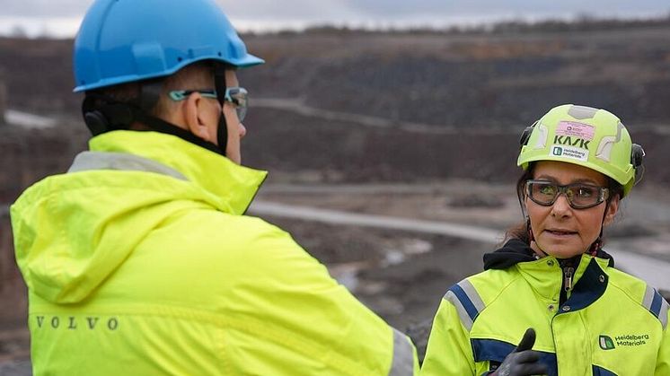 Fredrik Tjernström, Electromobility Solution Sales på Volvo CE, och Marie Apelgren, arbetsledare på Heidelberg Materials i Skövde.