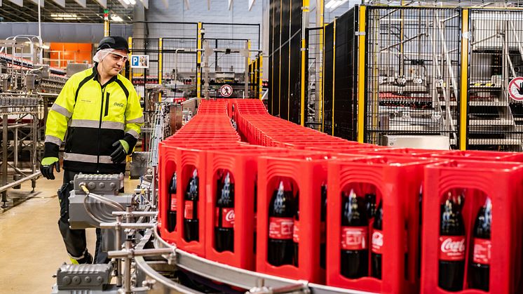 Mehrwegabfüllung am Coca-Cola Standort Lüneburg: Seit 2022 wird dort die 1-Liter-Glasflasche abgefüllt. Bis zum Sommer 2024 soll eine weitere Mehrwegabfüllanlage für kleine Glasflaschen in Betrieb gehen.