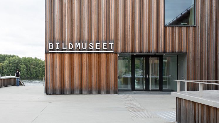 Bildmuseet och Curiosum är de publika verksamheterna på Umeå universitets konstnärliga campus vid Umeälven.